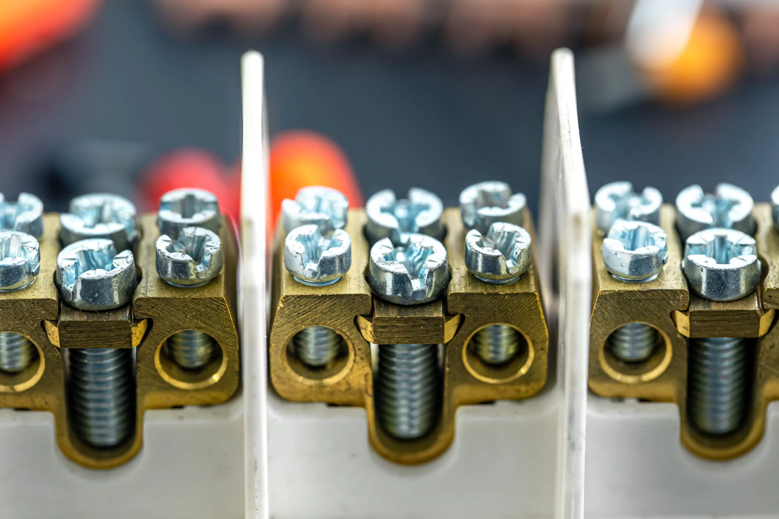 Terminal blocks and distribution blocks, close up. tipos de tornillos inviolables scaled